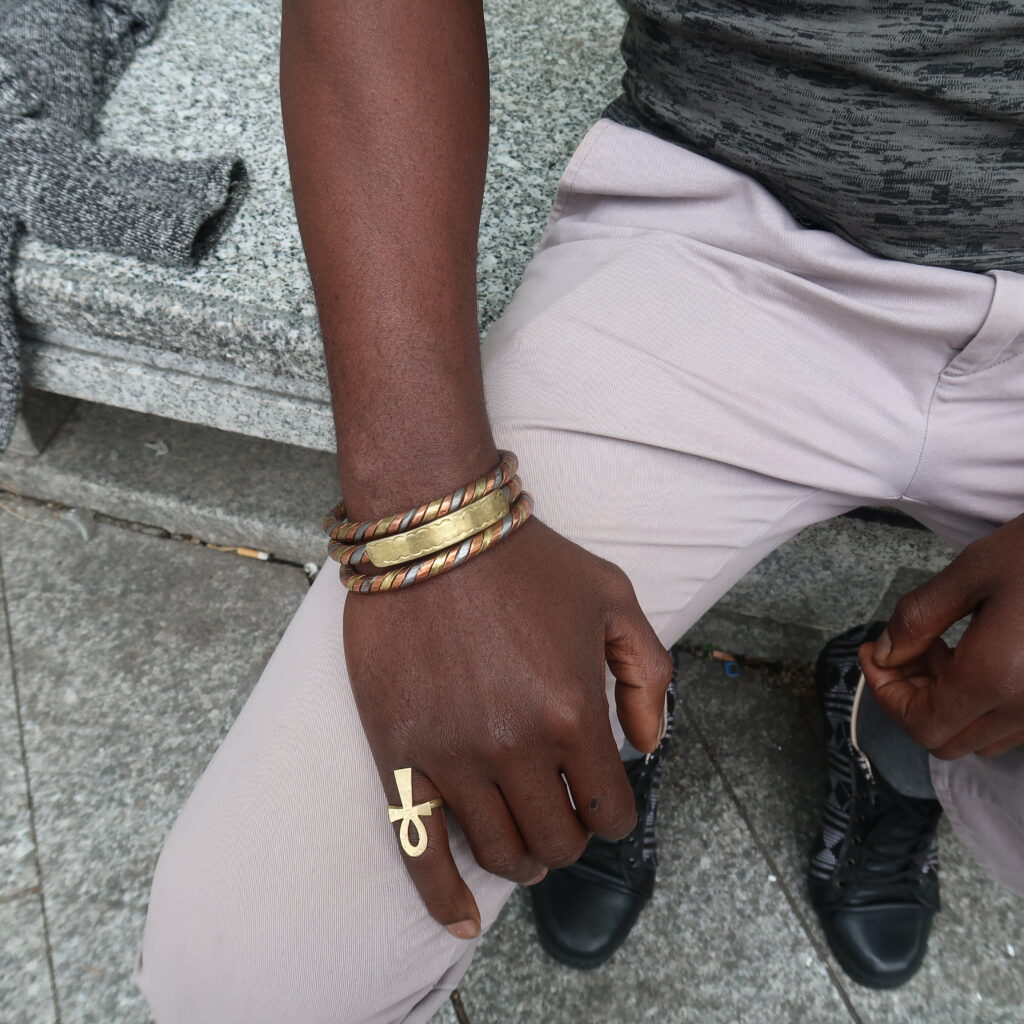 Bracelet africain Lamou Ndiakass en métal artisanal porté par homme – bijou traditionnel sénégalais.