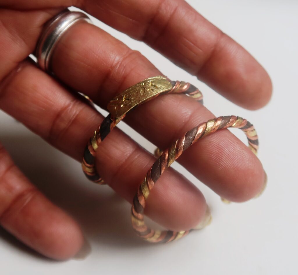 Bracelet africain Lamou Ndiakass en métal artisanal pour enfant – bijou traditionnel sénégalais.
